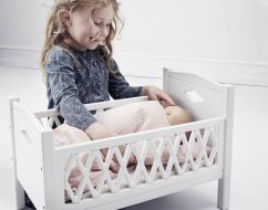 Harlequin_Dollsbed_White_Out of the cot_4